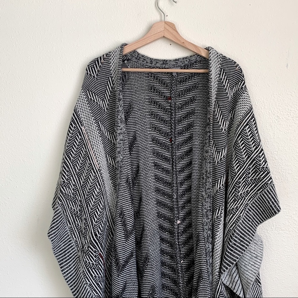 CHARLOTTE RUSSE- Knitted Open Cardigan/ Poncho